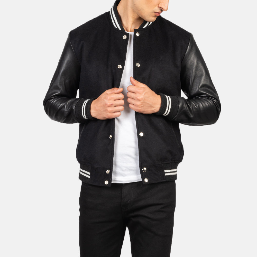 
Vaxton Negro Striped Hybrid Varsity Chaqueta de Cuero para Hombre in Black Sheepskin Leather - Vista frontal y silueta entallada | Comprar online