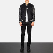 
Vaxton Negro Striped Hybrid Varsity Chaqueta de Cuero para Hombre - Vista lateral mostrando el corte ergonómico de mangas