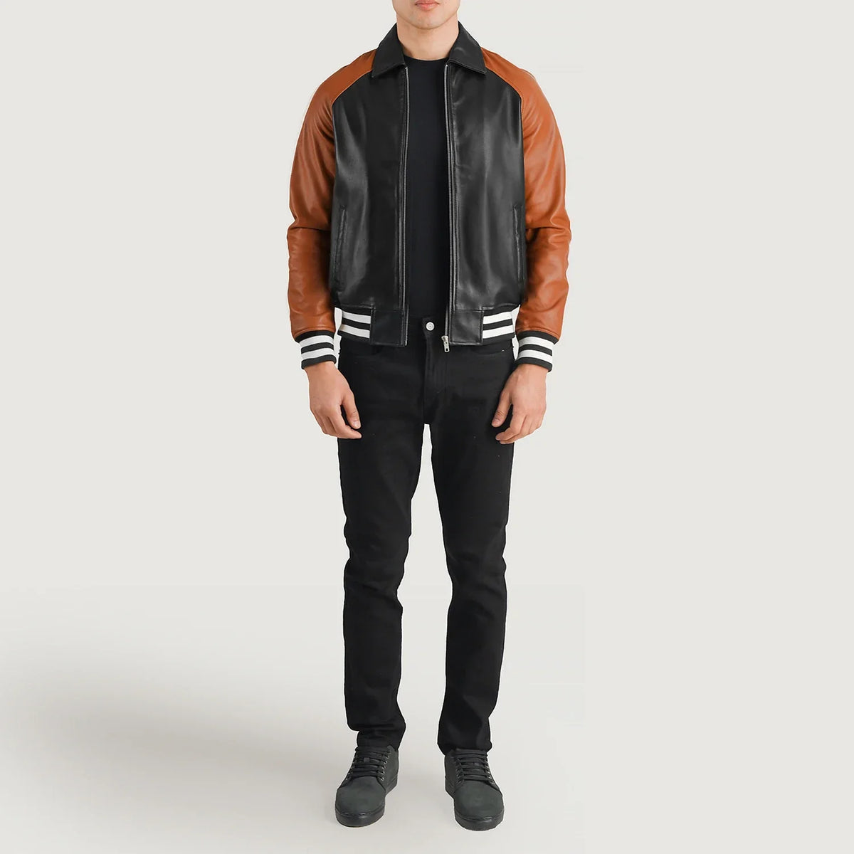 
Walton Blue Leather Varsity Jacket - Vista lateral mostrando el corte ergonómico de mangas