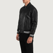 
Perspectiva del modelo vistiendo Walton Blue Leather Varsity Jacket en modelo con caída natural bajo luz de día
