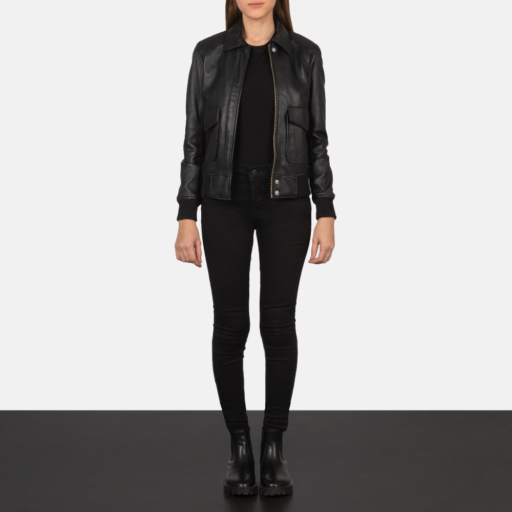 Women's Westa A-2 Black Leather Bomber Jacket - Vista de perfil lateral con corte ergonómico de manga