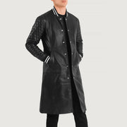 Wilde Negro Leather Varsity Abrigo de Cuero para Hombre - Vista de perfil lateral con corte ergonómico de manga