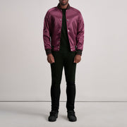 Detalle de cerca of Varsity &amp; Button Hardware on Xander Granate Varsity Chaqueta de Cuero para Hombre