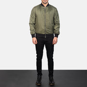 Men's Zack Verde Cazadora Bomber de Cuero para Hombre - Vista de perfil lateral con corte ergonómico de manga