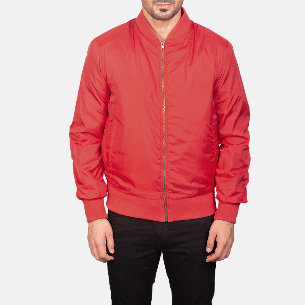 Detalle de cerca of Varsity &amp; Zipper Hardware on Men's Zack Rojo Cazadora Bomber de Cuero para Hombre