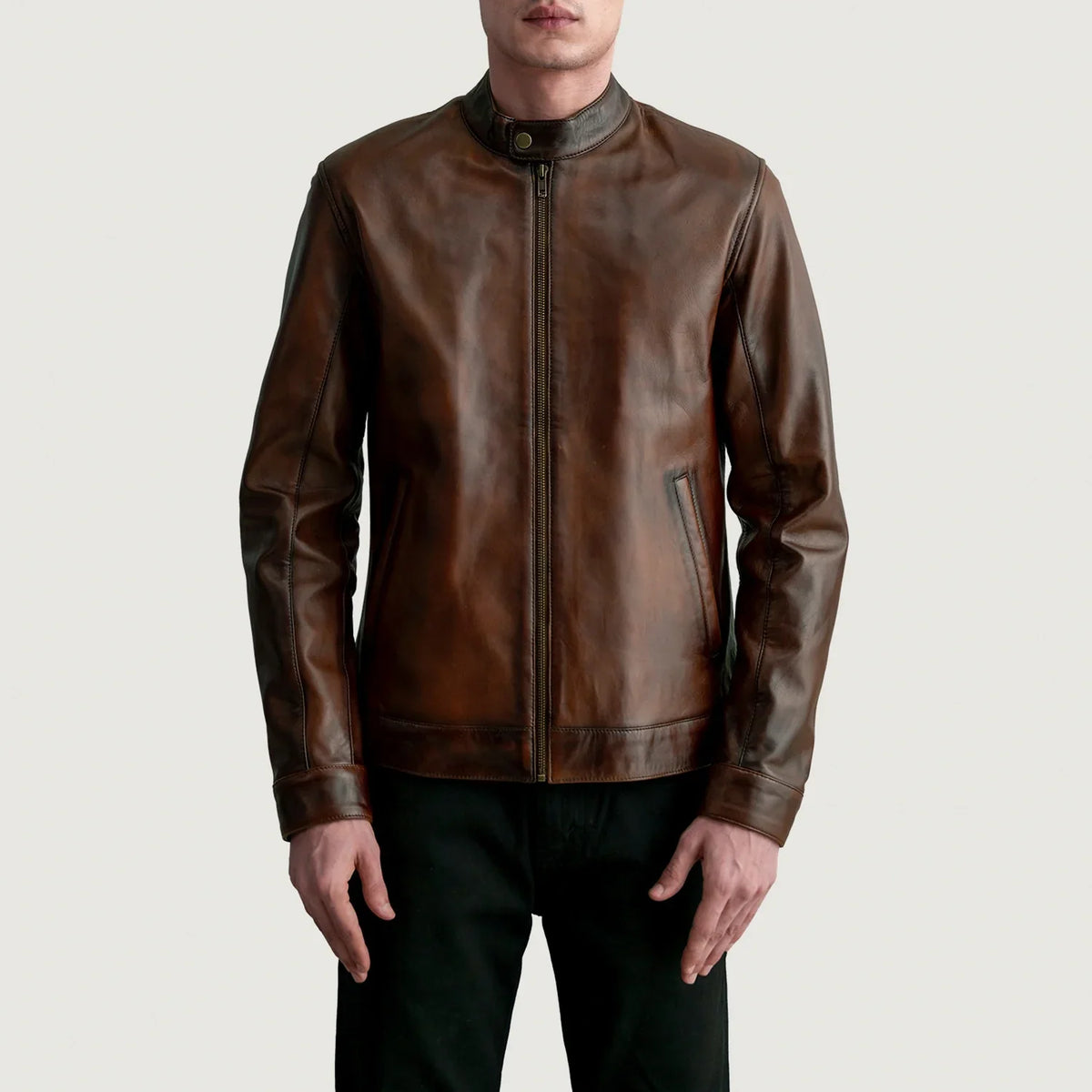 Zen Efecto Envejecido Marrón Chaqueta Biker de Cuero para Hombre - Vista de perfil lateral con corte ergonómico de manga