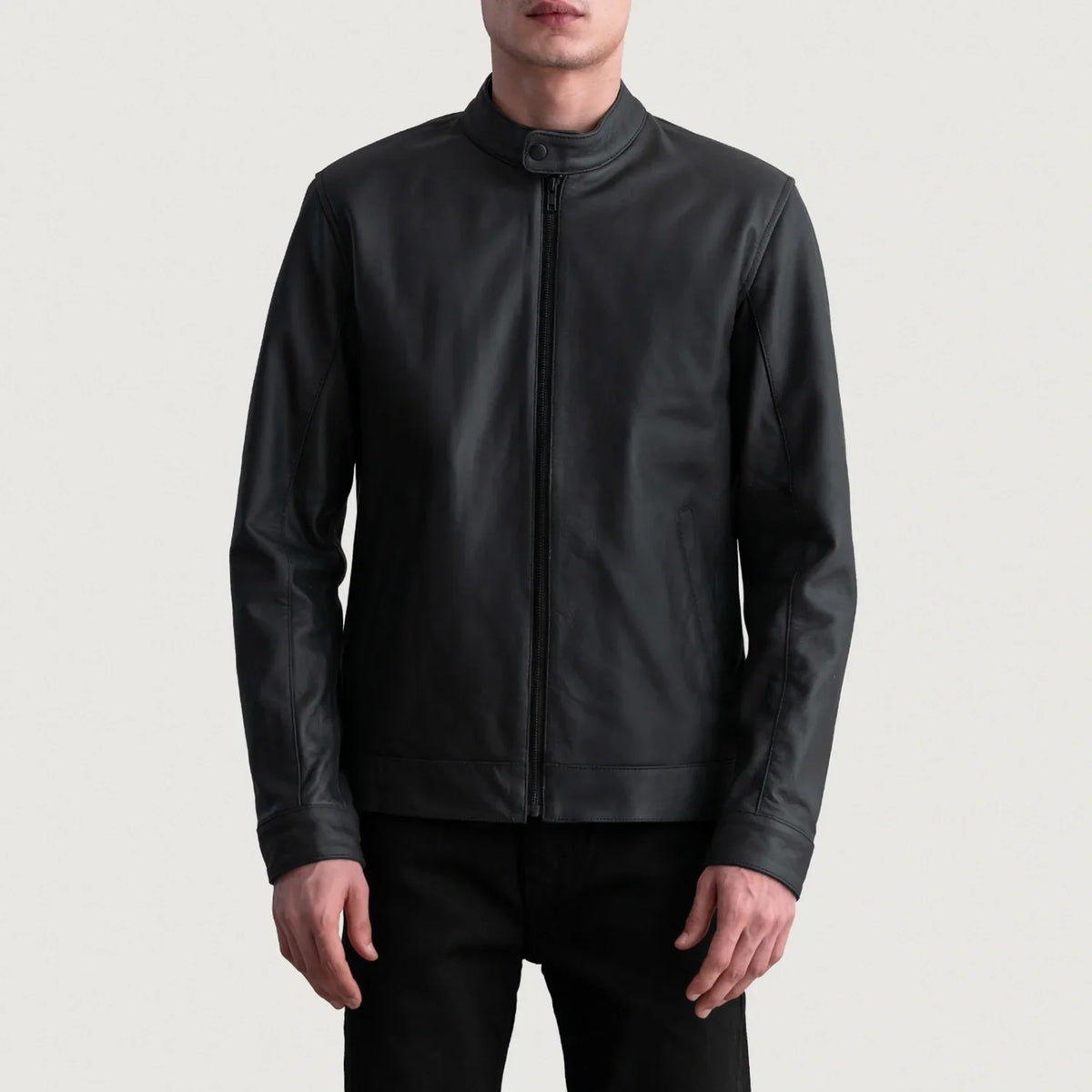 Zen Matte Negro Chaqueta Biker de Cuero para Hombre - Vista de perfil lateral con corte ergonómico de manga