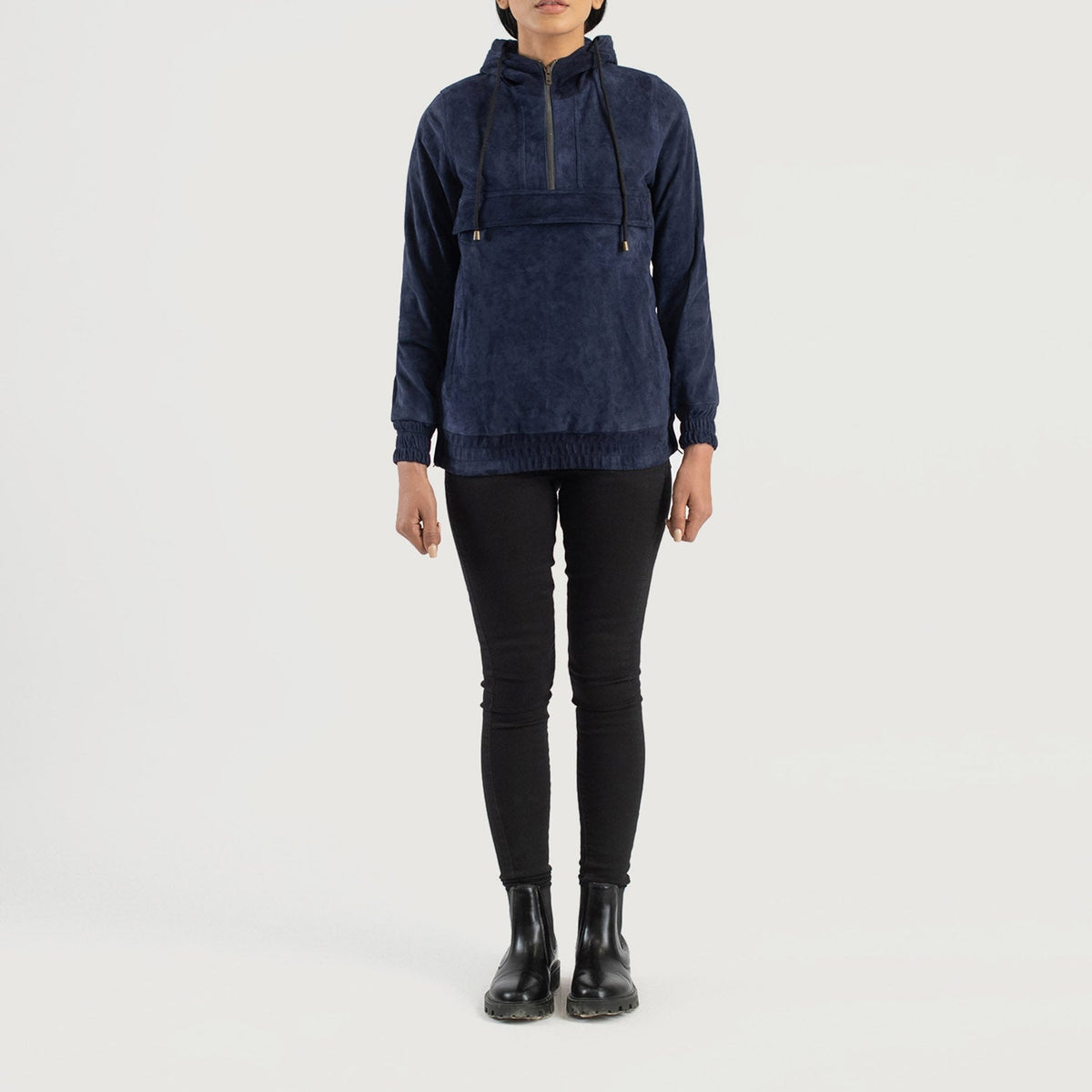 Zest Blue Hooded Suede Pullover Jacket - Vista de perfil lateral con corte ergonómico de manga