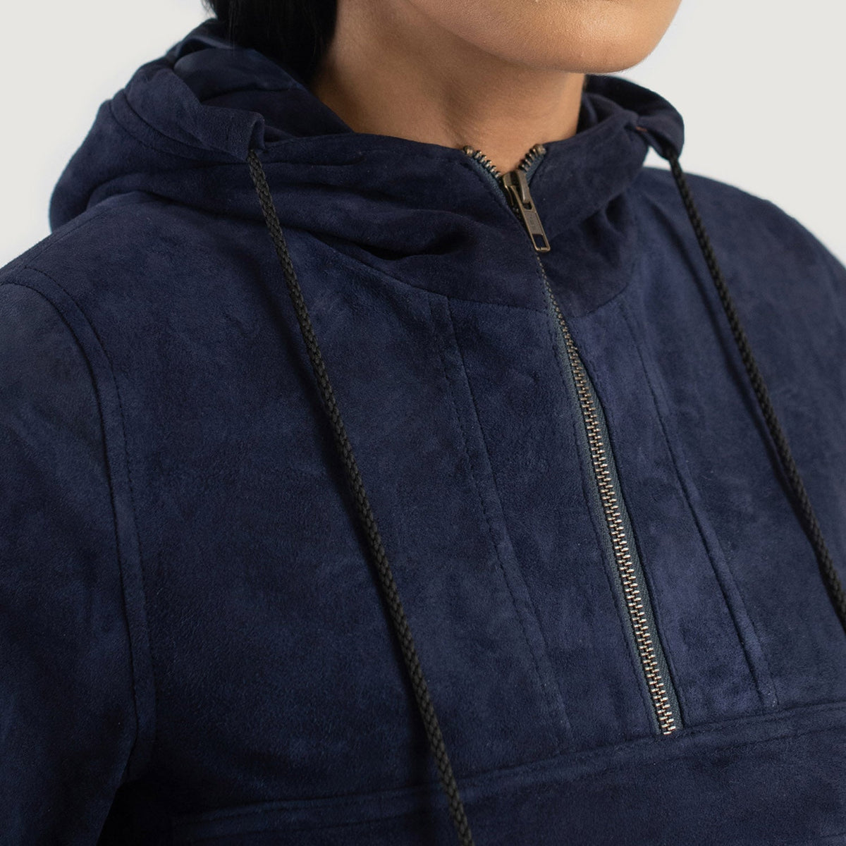 Detalle de cerca of Classic Collar &amp; Heavy-Duty Zipper Hardware on Zest Blue Hooded Suede Pullover Jacket